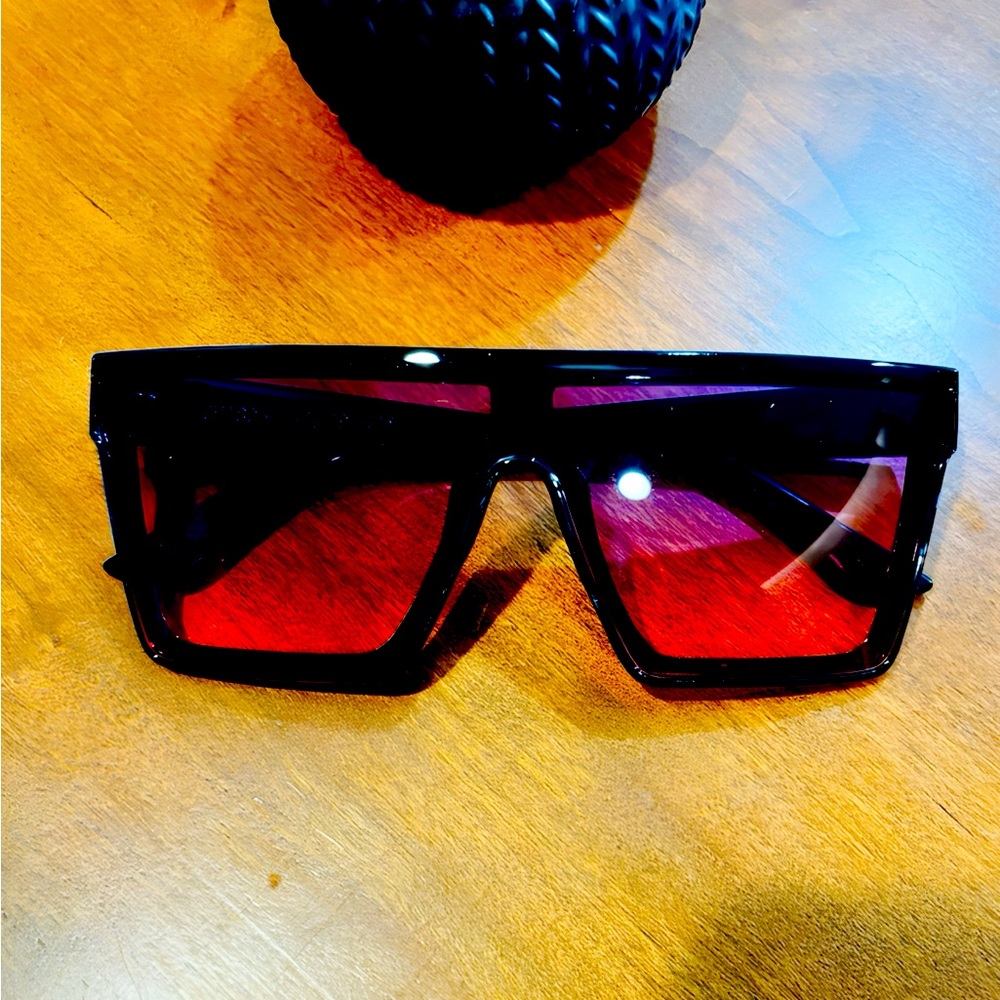 Women’s Modern Black Frame Sunglasses. NWOT.